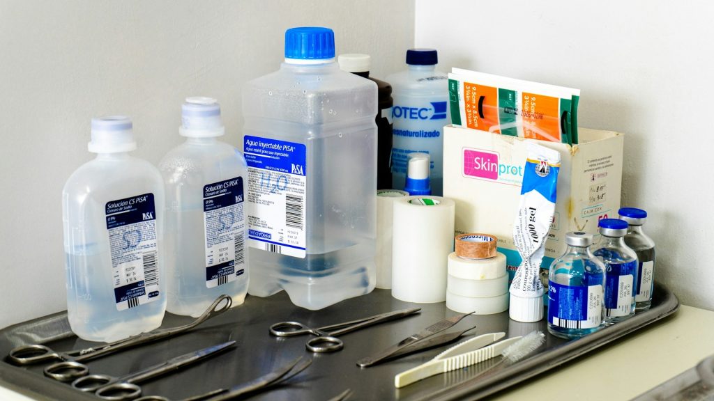 Medische zorgproducten zoals vloeistofflessen, scharen en tape tonen impact op afval en grondstofverbruik.