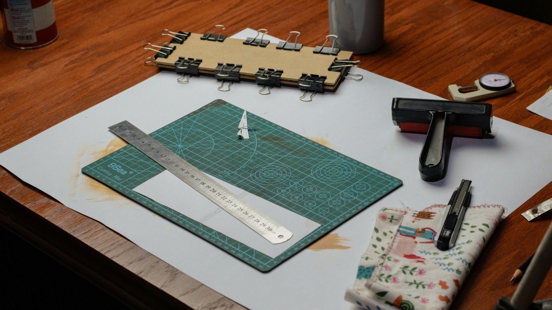 Werktafel met snijmat, meetlat en hergebruikte materialen voor klussen met kringloopmaterialen