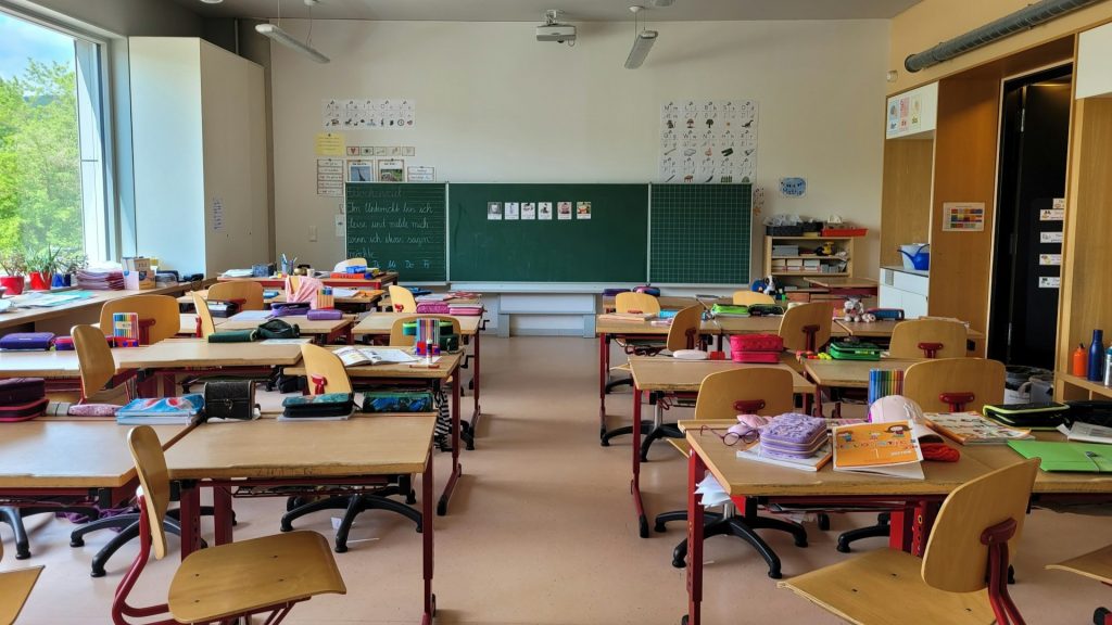 Duurzame herbestemming van schoolinventaris met tweedehands schoolbanken in een modern klaslokaal